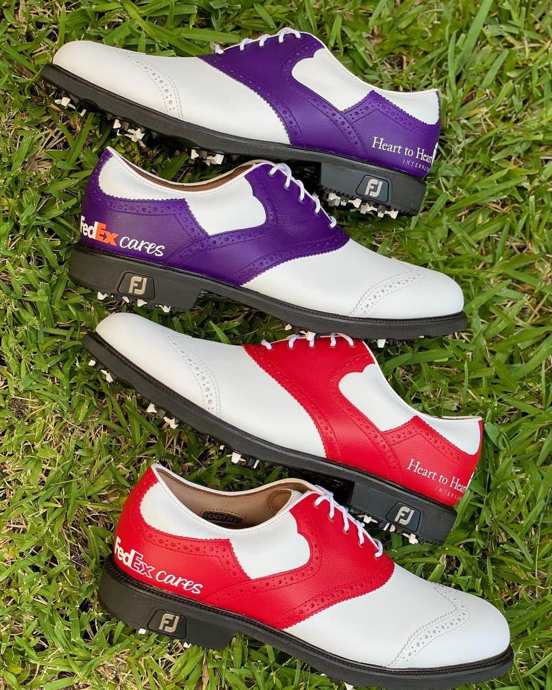 ジャスティン・トーマスのインスタグラム：「@FedEx is donating $100,000 to @heart.to.heart.international to benefit Covid-19 relief efforts on behalf of either myself or @BudCauley this week.  Whoever makes the most birdies gets the honors.  Shoutout to @Nomad_Customs for the custom purple shoes.  Let’s go! #FedExCares」