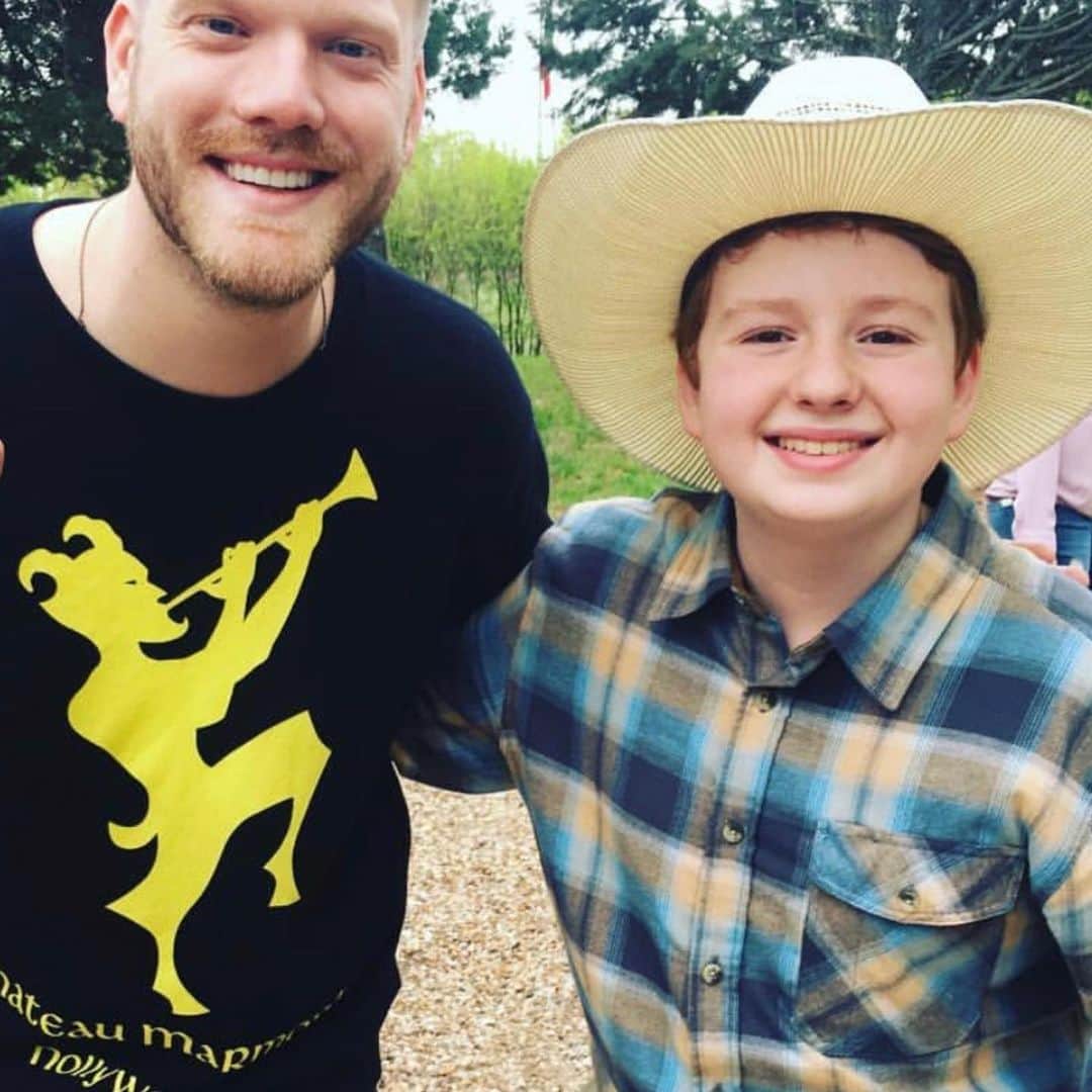 スコット・ホアイングのインスタグラム：「I am absolutely devastated writing this post. Our sweet Acapop kid/vocal percussionist, Nolan Gibbons, has passed away at the young age of 15. He truly was the definition of a LIGHT. Endlessly kind to everyone, positive, next-level talented, passionate, and just a dream kid all around.   I’ll never forget the beautiful experiences I had working with him on Acapop, giving him a big hug after he CRUSHED it on the Kelly Clarkson Show, or seeing his bright joyous smile light up the room at Pentatonix concerts. His talent was only surpassed by his gentle warm compassionate heart.   Please keep his parents and family in your thoughts. They are some of the most caring and supportive people I’ve ever met. Rest easy sweet Nolan ❤️  I love you all ❤️」