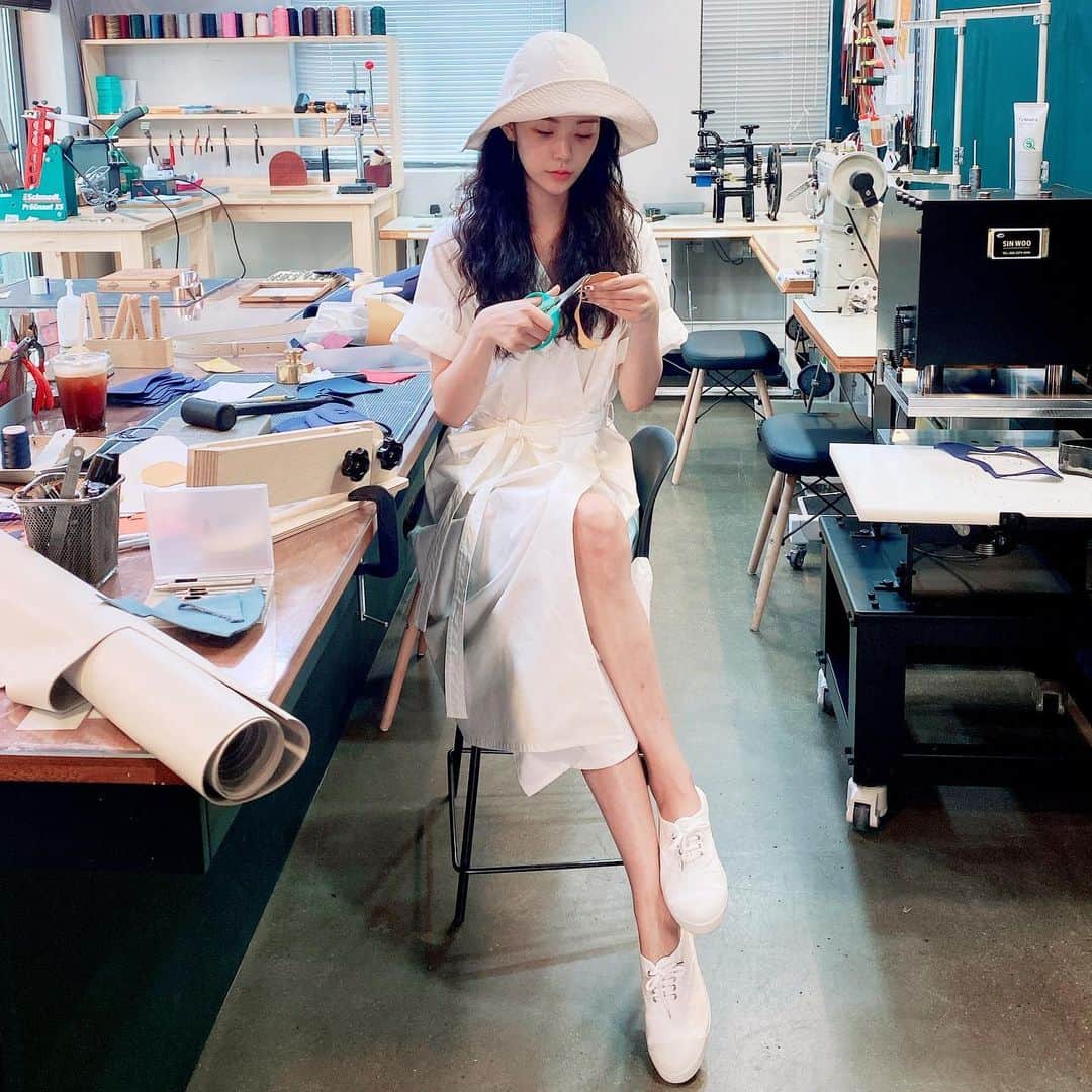 リジ のインスタグラム：「가죽공방에서 뭘 만들고있게?_? 자는거 아님😊 @bensimon_life @bensimoncollection」