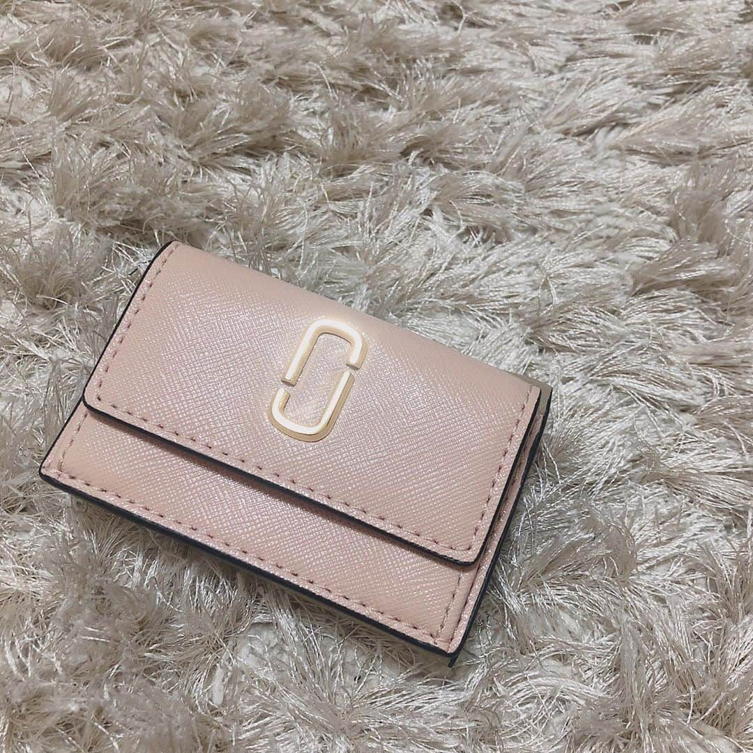 松村芽久未さんのインスタグラム写真 - (松村芽久未Instagram)「﻿ my wallet♡♡♡﻿ ﻿ 基本持ち物少なく軽めにしたい派なので﻿ ここ何年かは長財布ではなく小さめの﻿ コンパクトなのを愛用してます♡♡♡﻿ ﻿ ﻿ ふふふ😏可愛いのだ♡﻿ ﻿ ﻿ #マークジェイコブス #marcjacobs」8月20日 2時57分 - m.egu0626