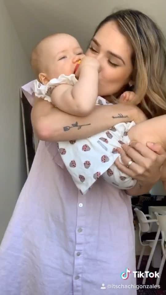 チャチー・ゴンザレスのインスタグラム：「Constantly bugging her with a face full of kisses 🤷🏻‍♀️😘」