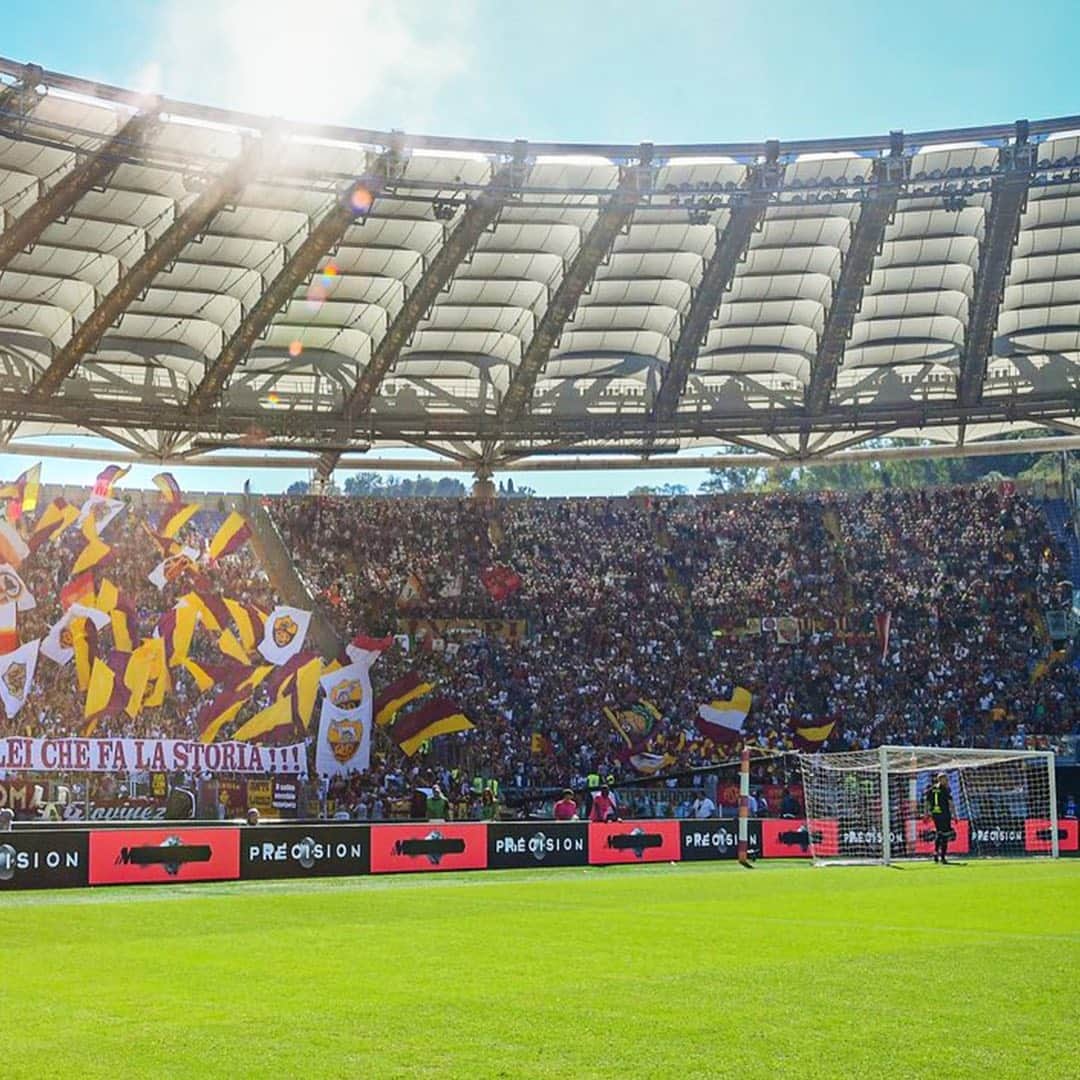 ASローマさんのインスタグラム写真 - (ASローマInstagram)「🐺 #WorldPhotographyDay 📸 ⁣⁣ ⁣⁣ Tag a friend you want to be ☝️ here ☝️ with someday! 💛↔️❤️ #ASRoma」8月20日 3時03分 - officialasroma