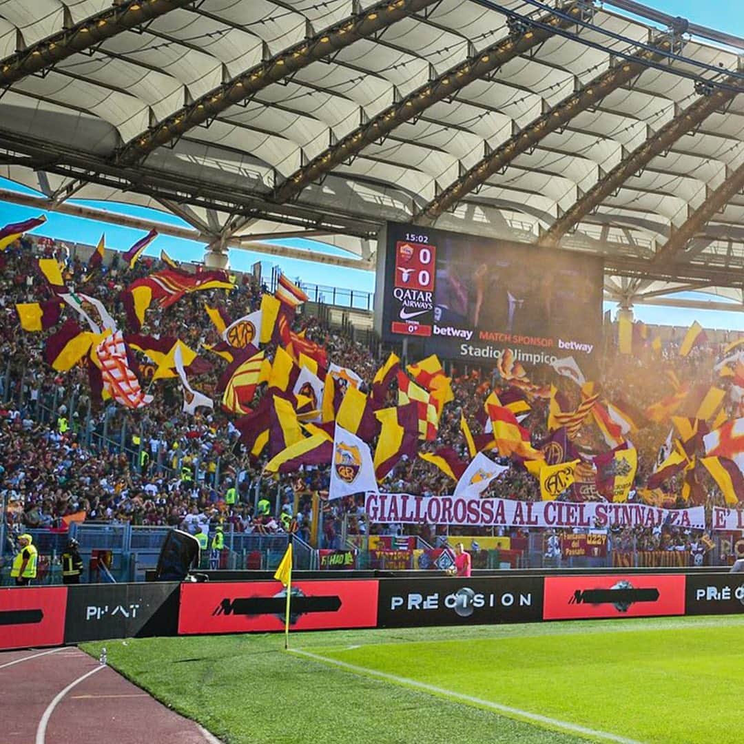 ASローマさんのインスタグラム写真 - (ASローマInstagram)「🐺 #WorldPhotographyDay 📸 ⁣⁣ ⁣⁣ Tag a friend you want to be ☝️ here ☝️ with someday! 💛↔️❤️ #ASRoma」8月20日 3時03分 - officialasroma