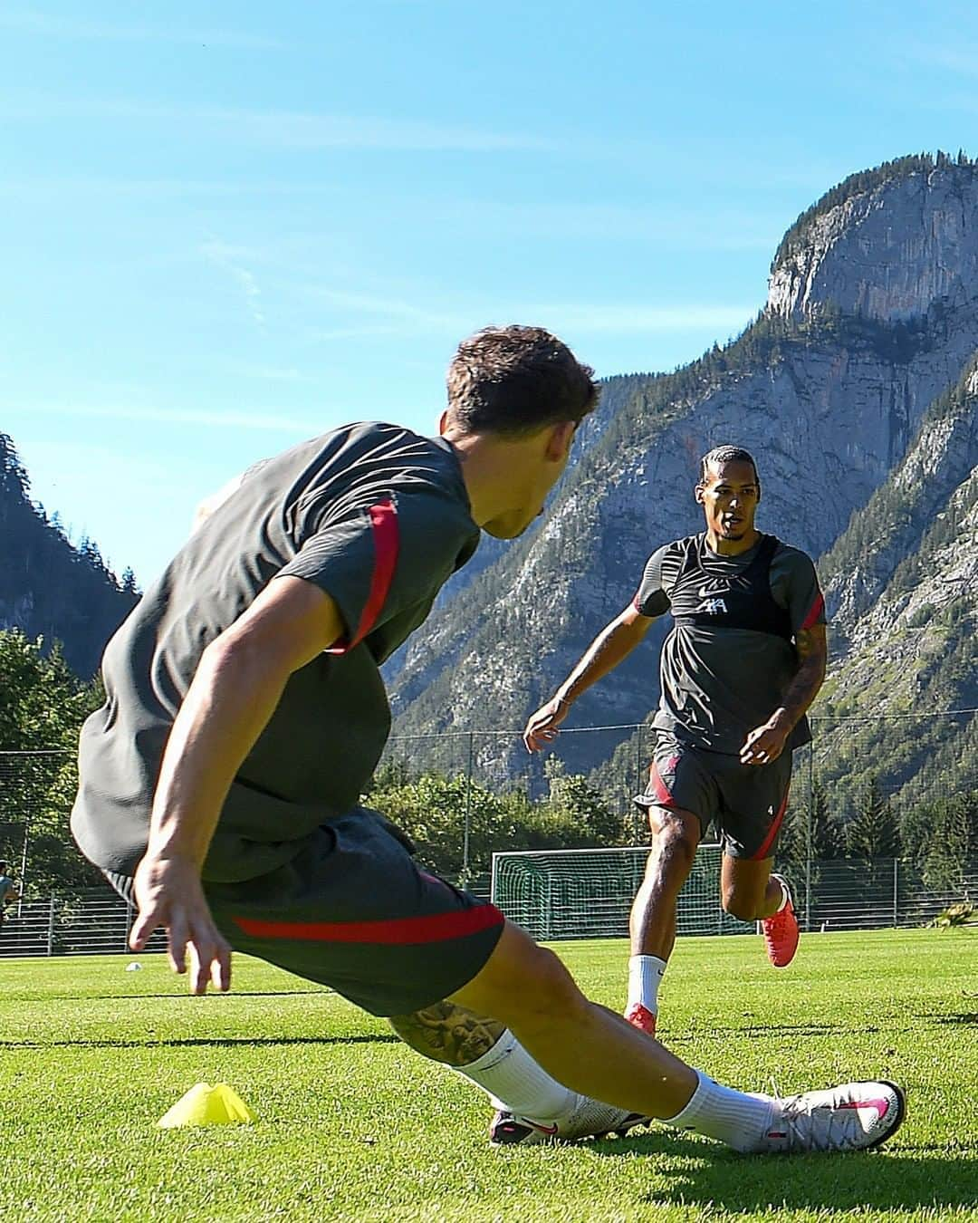 リヴァプールFCさんのインスタグラム写真 - (リヴァプールFCInstagram)「What an image 🤩📸🏔 #LFC #LiverpoolFC #PreSeason」8月20日 3時09分 - liverpoolfc