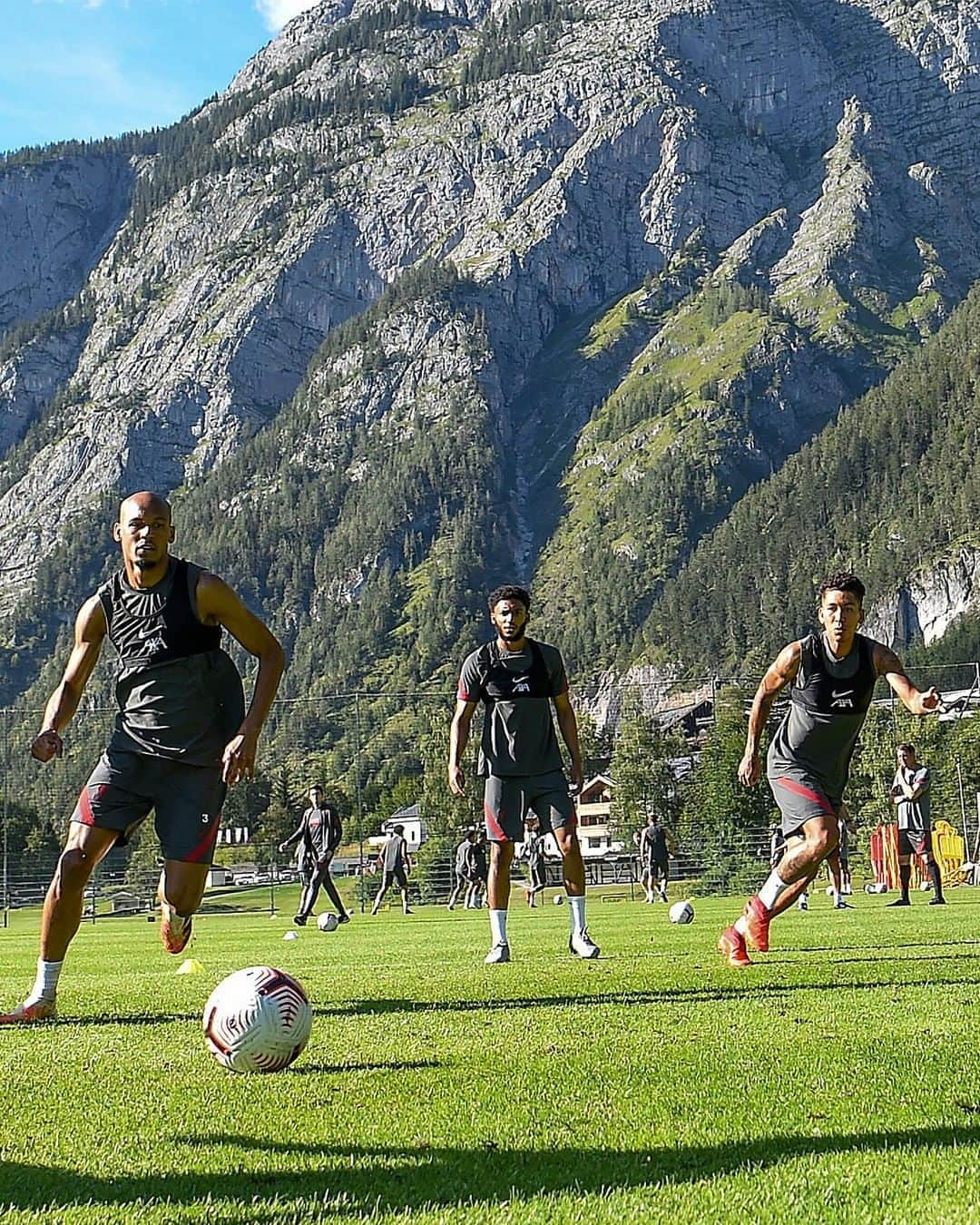 リヴァプールFCさんのインスタグラム写真 - (リヴァプールFCInstagram)「What an image 🤩📸🏔 #LFC #LiverpoolFC #PreSeason」8月20日 3時09分 - liverpoolfc