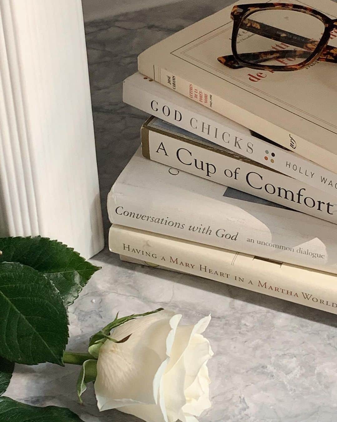 Kelsey Simoneのインスタグラム：「Went to the used book store and got a couple of edifying reads! A lot of times I get asked on how I spend so much time with God when I’m such a busy person. It’s all about priority. You see and feel the difference in your life when that relationship with Him comes first! Find ways to include it into your day that you will enjoy, one way for me is reading on my down time! I noticed a lot of my day was wasted time doing nothing, or doing things that didn’t really matter. Having a friendship with God bring so much joy & peace! I might touch up more on this in my next vlog if you’d like! ☺️」