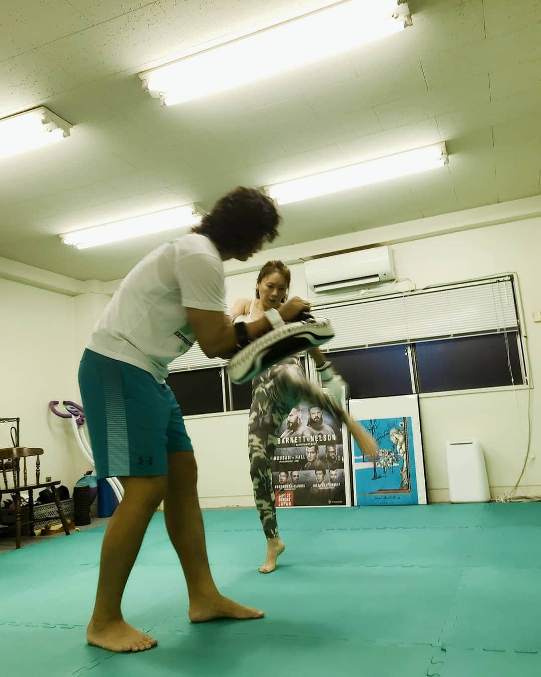 大黒摩季さんのインスタグラム写真 - (大黒摩季Instagram)「私、戦っています～👊🥊🔥✨ : 新恋人ではありません(笑) ボクササイズ🥊のドSなpersonalコーチ😝 #ジェイクリー さんです🌟 : 訳あって、少々若返らねばなりません😅再びプチマッチョに戻らねばなりません😂固い股関節を何とかせねばなりません😓ある人と並んだ時に母とか保護者に見えないようにせねば😢と、大巻きで猛特訓😵🔥ひとまず右ストレートは中々の威力だそうです😜💕 : 明日には全てがわかります😎(笑)😏☝️ :  #ボクササイズ  #jakelee  #全日本プロレス  #右ストレート  #ROXY #roxy  #若返り  #アンチエイジング  #中高年よもっと熱くなれ  #50th50try  ジェイクのYouTubeでは、私が習っているトレーニングも分かりやすく教えてくれてますよ🎵 #ムキムキマッチョ がお好きな方は是非❣️彼のInstagramへ💪萌えるわよん🎵」8月20日 3時16分 - makiohguro