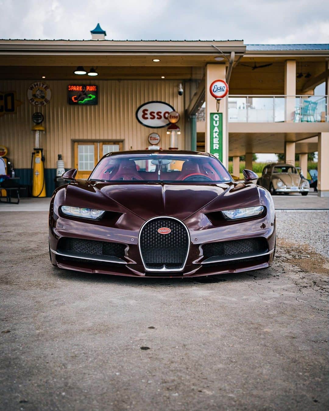 CarsWithoutLimitsさんのインスタグラム写真 - (CarsWithoutLimitsInstagram)「Red Carbon Bugatti #Chiron Photos @maxparkesphoto  Owners @hapyhipi @misshipi_66  #carswithoutlimits #bugatti #bugattichiron #veyron」8月20日 3時18分 - carswithoutlimits