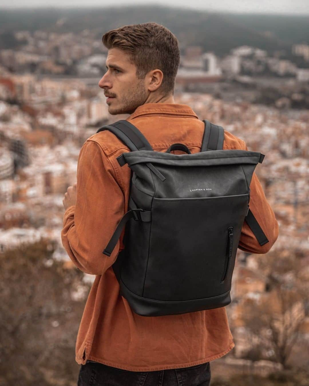 Kapten & Sonさんのインスタグラム写真 - (Kapten & SonInstagram)「'Go far to explore.' 💥 Did you know that our Aarhus "All Black" is named after a city in denmark? 🧡 #bekapten #kaptenandson #backpack⁠ .⁠ .⁠ .⁠ #cities #citytrip #travel #explore #newplaces #style #fashion #barcelona #aarhus」8月20日 3時30分 - kaptenandson