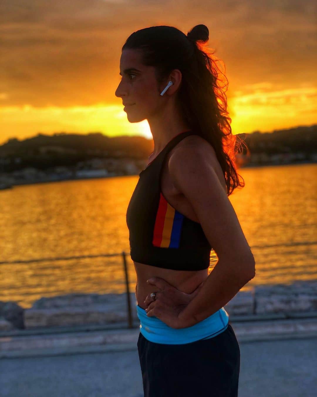 ヴァレンティーナ・マルケイのインスタグラム：「Went to 🏃🏻‍♀️ at the port tonight 🌅  #theskyisonfire #vacationing  📸 @marco.marchei_ioproprioio   Pochi minuti fa...🏃🏻‍♀️🌅 Corro per mangiare tutte ste olive ascolane che compaiono ovunque🤷🏻‍♀️ #nonècolpamia #sevatuttosuifianchi #potevaandarmisulpetto #einveceno」