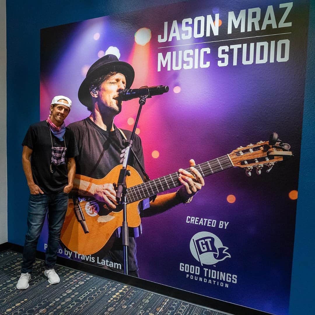 ジェイソン・ムラーズのインスタグラム：「Wow wow wow! I mean, wow x wow = how I feel right now. Thank you to the @goodtidingsfoundation for their dedication to inclusive arts. We teamed up to help @areason2survive get a new music room makeover – and I was not expecting this! I will try not to get a big head about this, but the giant portrait leaves me no option. I am thrilled to be associated. Music lives & music gives!  Photos by Zack Harper (@zharper.imagery). Live photos in the room by Eric Morgensen (@ericmorgensen) & Travis Latam (@travislatam).」