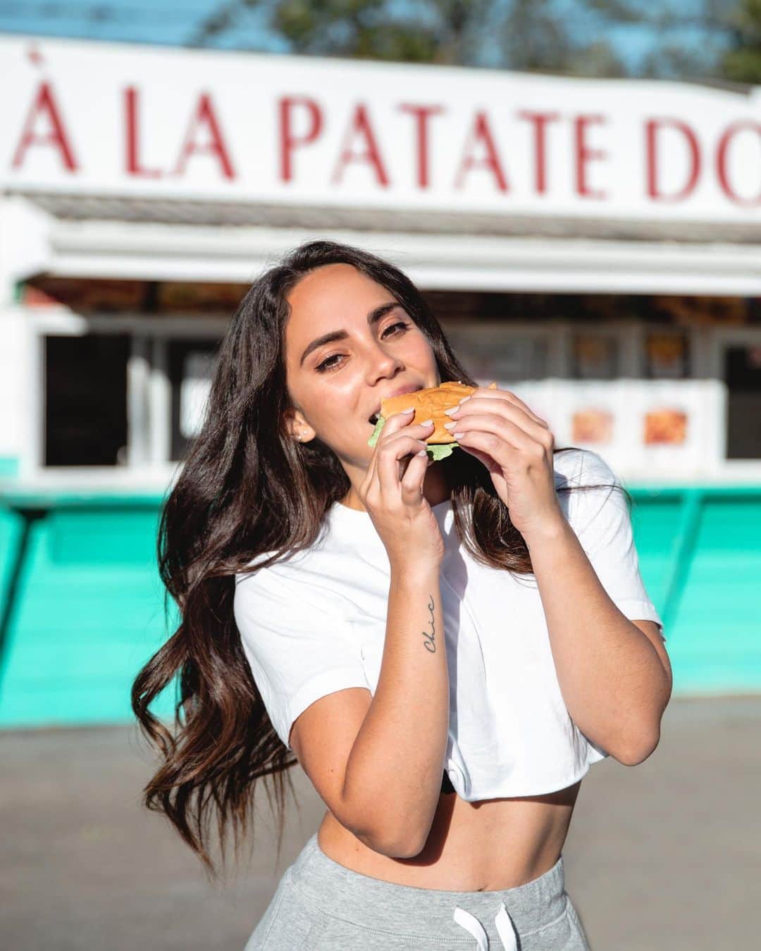 Katy Esquivelのインスタグラム：「No entiendo cómo una hamburguesa me puede hacer tan feliz 🍔❤️ . Shot by @david_maman」