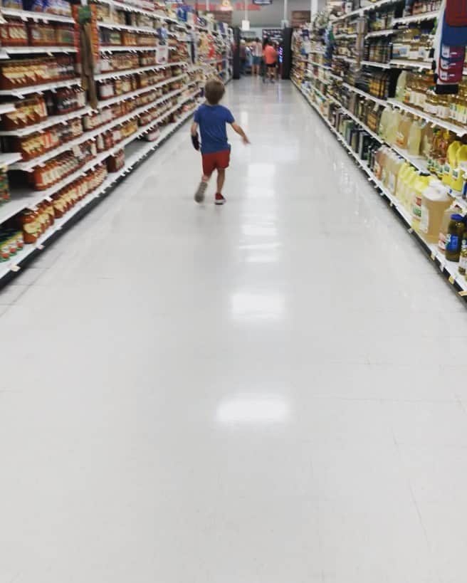 クレア・コフィーのインスタグラム：「why grocery shop when you can... #lifeiswhatyoumakeofit #fitspo」