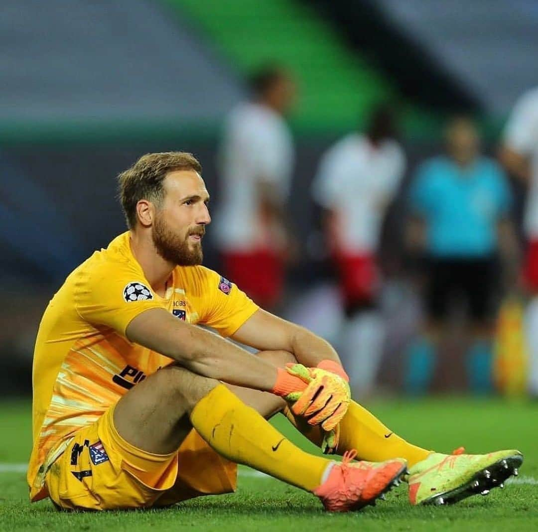 ヤン・オブラクのインスタグラム：「Gracias por el apoyo en una temporada intensa y complicada. Trabajamos para conseguir clasificarnos para la Champions una vez más y disfrutar de partidos como el de Anfield, aunque al final no pudimos cumplir con nuestras ambiciones y daros alguna alegría. Ahora toca descansar y reflexionar. Un abrazo a todos.」