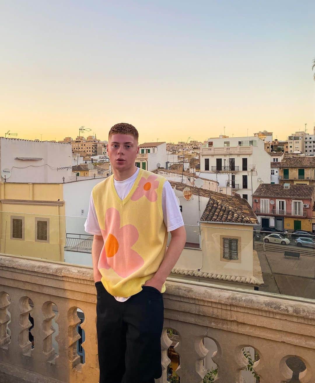 のインスタグラム：「sunset shawty 🌅」
