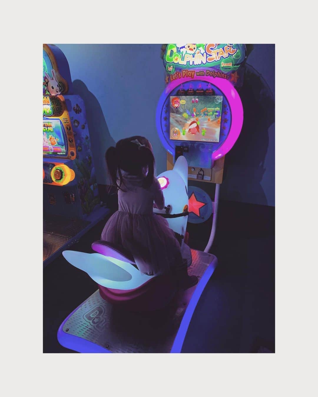 ダイアナ湯川さんのインスタグラム写真 - (ダイアナ湯川Instagram)「Aquarium day 🐠 . . . .  . #daughters #sisters #mygirls #aquarium #bristolaquarium #rainyday #family #childhood #motherhood #ergobaby #babywearing」8月20日 3時57分 - diana.yukawa
