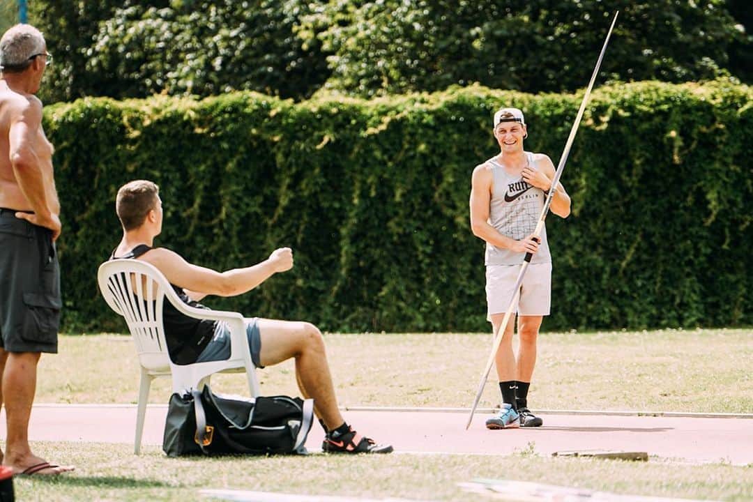 トーマス・レーラーさんのインスタグラム写真 - (トーマス・レーラーInstagram)「Is he playing coach or just talking about the next toy the crew should get 🧐😁? #menatwork #lovetoplay #goodtimes #leichtathletik #javelin #athletics #teamtime」8月20日 3時51分 - thomasroehler