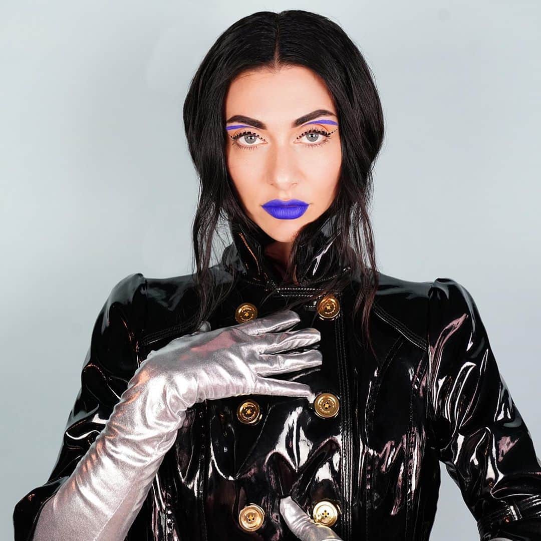 カーミンのインスタグラム：「hey I just time traveled to the future & everything works out for you, best case scenario 💙  this “Acapella” lipstick kinda slaps @qveenstudio」