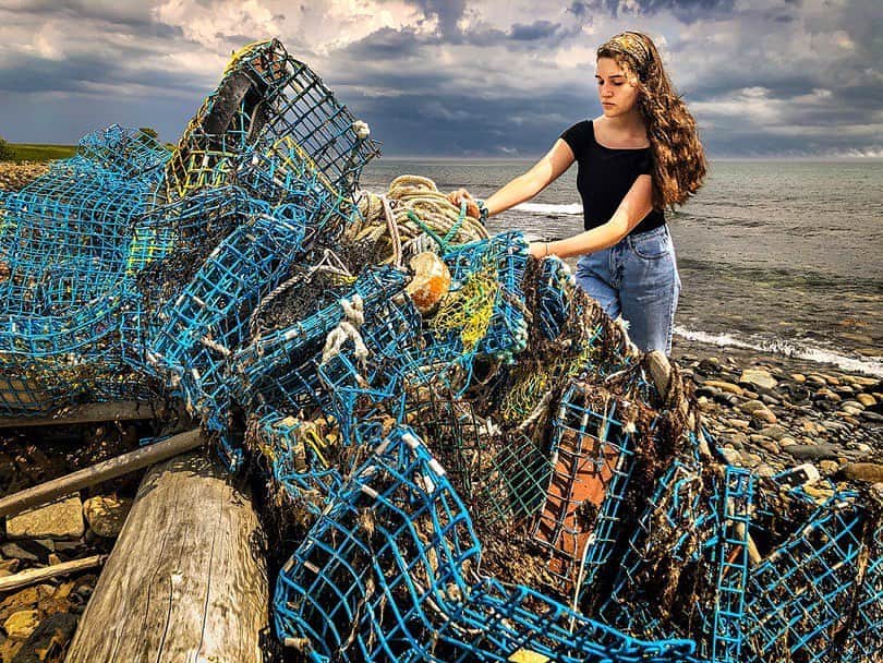 Bethany Hamiltonのインスタグラム：「Photo by Brian Skerry @BrianSkerry #AD Today we are seeing so much beauty being devastated by enormous amounts of pollution. We ALL can do work to help keep our oceans clean! We can start by simply picking up our trash and any trash you see around you, shopping from brands using less plastic, and consider supporting companies like @LifeProof, that are committed to reducing their environmental impact. Check out @BrianSkerry’s profile for how our marine ecosystems are being put at risk by all this plastic debris. #ShowUsYourProof #LifeProofWAKE  Repost from @BrianSkerry:  A tangle of lobster traps that washed onto a beach is examined by my daughter @carolineskerryy on the coast of Maine. Most ﬁshing gear contains plastics, especially nets, and In locations worldwide, this equipment is frequently lost for a variety of reasons. Sometimes it washes ashore, but often it doesn’t and just drifts around the ocean. Even when this debris does wash up on land, it can easily end up back in the sea if not removed.  Plastic debris like this is a serious threat to marine wildlife, commonly entangling animals, which can be fatal. When I began exploring the oceans decades ago, I rarely saw plastic in the sea, but today I see it on nearly every dive that I make. With 18 billion pounds of plastic being put into the Earth’s oceans every year, I worry what the future will be for my daughter and generations to come.」