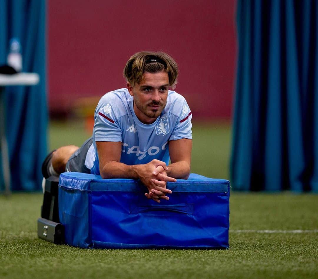 ジャック・グリーリッシュのインスタグラム：「Good to be back with the lads. Pre season back again 😰 Letsss go ⚽️」