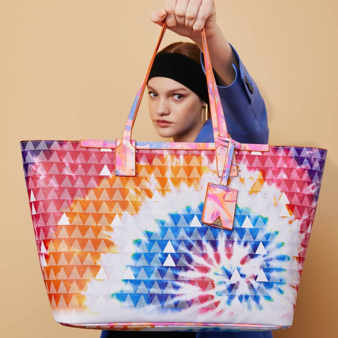 Schutzのインスタグラム：「SPIRAL CRUSH - SHOPPING BAG TRIANGLE IN TIE DYE ❤️ #newin #schutzhandbags」