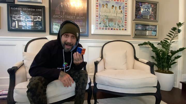 A.J.のインスタグラム：「I solved it because I used HEYKUBE. You need this toy! Get yours for a limited time, link is in my bio.  #heykube @heykube」