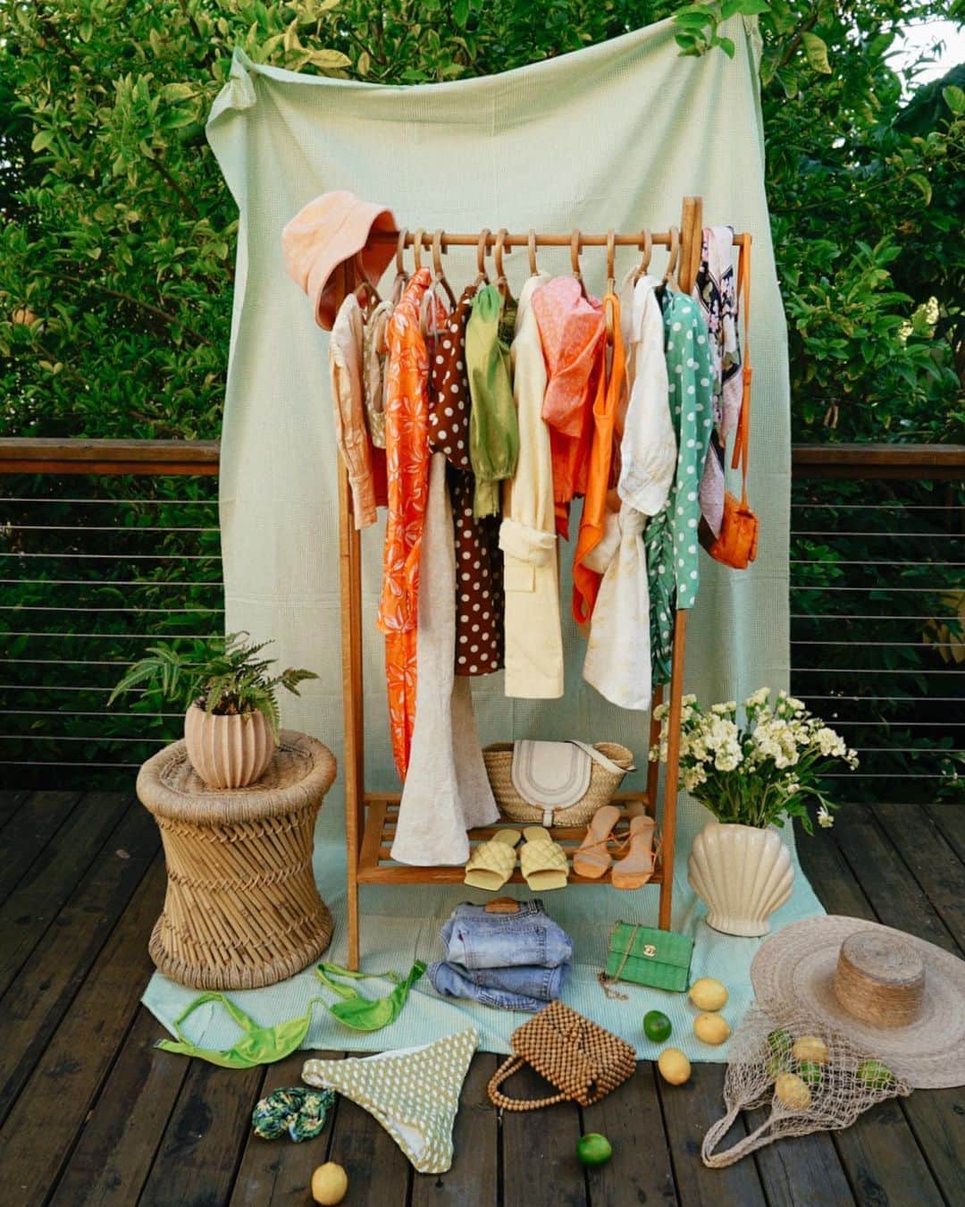 ジュリー・サリニャーナのインスタグラム：「my summer palette, my summer closet 🍋 @revolve #revolvesummer」