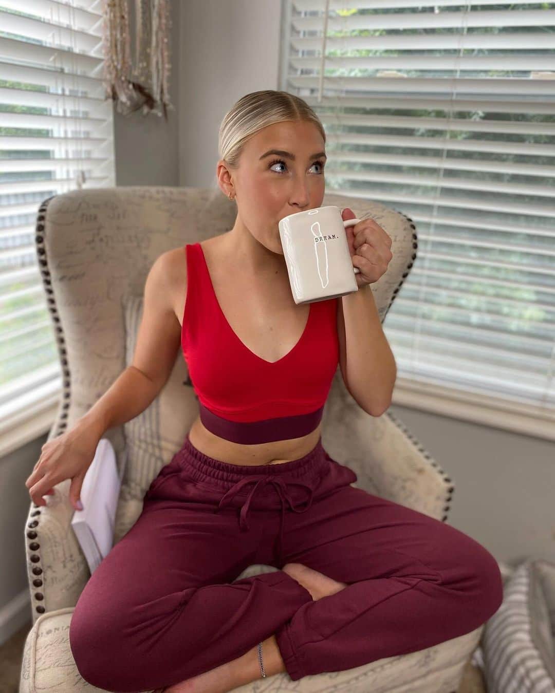 Maddie & Taeさんのインスタグラム写真 - (Maddie & TaeInstagram)「#FableticsAmbassador The August @fabletics collection has made life at home and Zoom writing sessions so much more comfortable. Don't forget that you can sign up as a VIP member and get ANY 2 bottoms for $24 on your first order! Link in bio.」8月20日 4時23分 - maddieandtae