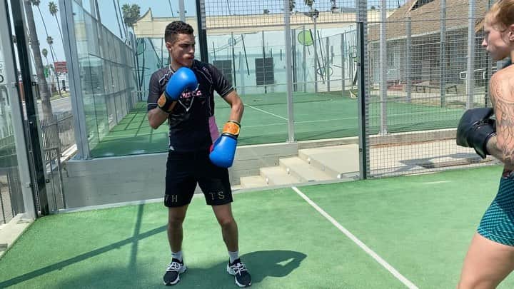 のインスタグラム：「First day back throwing hands with my legendary coach @algernonl ! 🥊」