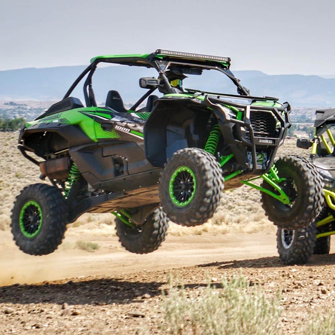 ストーン・コールド・スティーブ・オースチンのインスタグラム：「Riding the backroads.   #4x4 #kawasaki #krx1000 #brokenskullranch #nevada  @kawasakiusa  📷 @huntressdivine  🦅 @jimthekraken1」