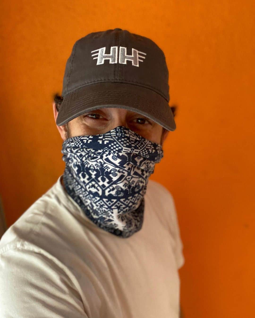 アダム・シャピロのインスタグラム：「Reppin’ the HH today for @holtonsheroes!  Check out what this really incredible organization does. My dear friends @ericdubyah and @angelaweingrad aim to help children and their families get the tools they need to improve their overall physical and emotional development in addition to their quality of life. Holton's Heroes strives to be a constant reminder to families dealing with a brain injury that they are not alone in this fight. It is this premise that drives their mission and I am on board! So inspiring. 🐘」