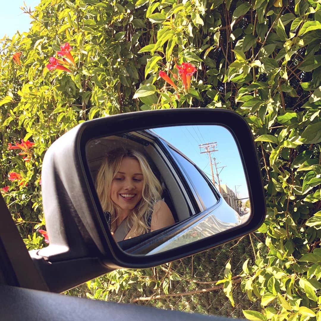 グレイシー・ドジーニーのインスタグラム：「just a gal happy to have her car air conditioning working again 🥵」
