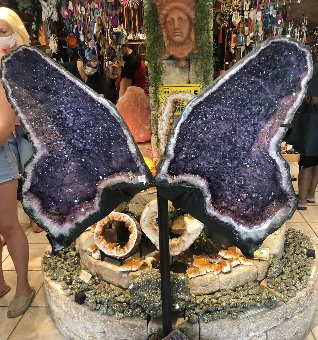 サシャ・バンクスさんのインスタグラム写真 - (サシャ・バンクスInstagram)「And now I see everything crystal-clear 🦋💙 powerful and protective @gypsyherbshoppe #amethyst #crystals #crystalwings #amethystwings」8月20日 4時39分 - themercedesvarnado