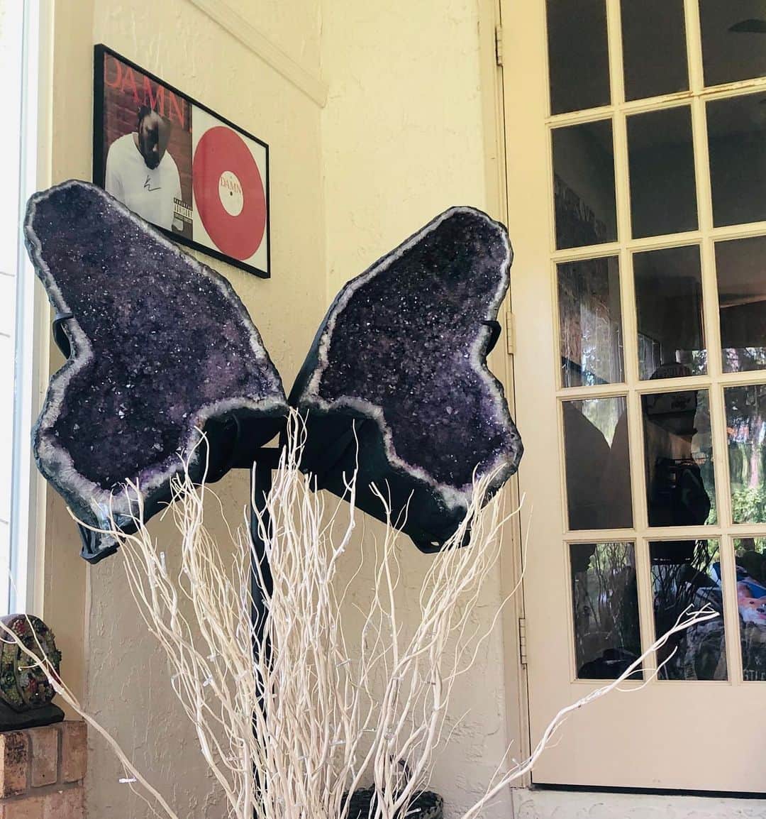 サシャ・バンクスさんのインスタグラム写真 - (サシャ・バンクスInstagram)「And now I see everything crystal-clear 🦋💙 powerful and protective @gypsyherbshoppe #amethyst #crystals #crystalwings #amethystwings」8月20日 4時39分 - themercedesvarnado