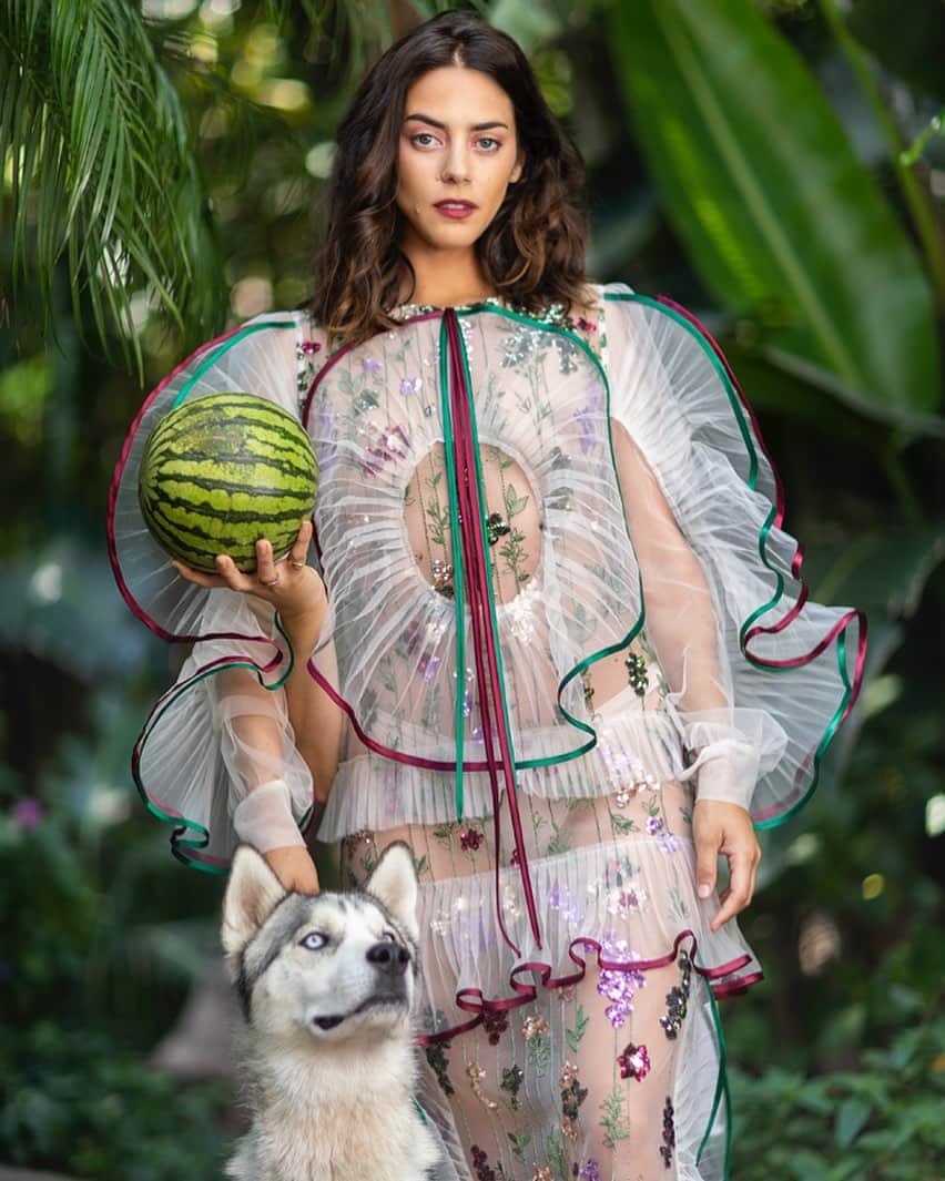 ロレンザ・イゾのインスタグラム：「Riddle me this 🍉 interview out on @grumpymagazine // cuántos brazos hay? Mi entrevista con la revista Grumpy ya está disponible 🌱」