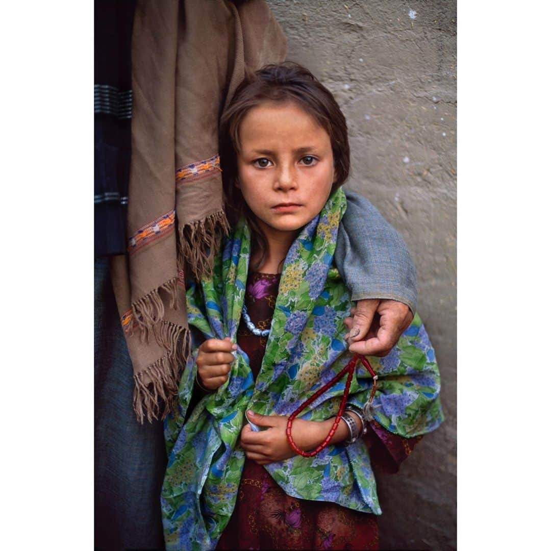 スティーブ・マカリーさんのインスタグラム写真 - (スティーブ・マカリーInstagram)「“I cannot think of any need in childhood as strong as the need for a father’s protection.” - Sigmund Freud  A father and daughter. #Kabul, #Afghanistan, 2002.  #Stevemccurry #SteveMcCurryAfghanistan」8月20日 5時10分 - stevemccurryofficial