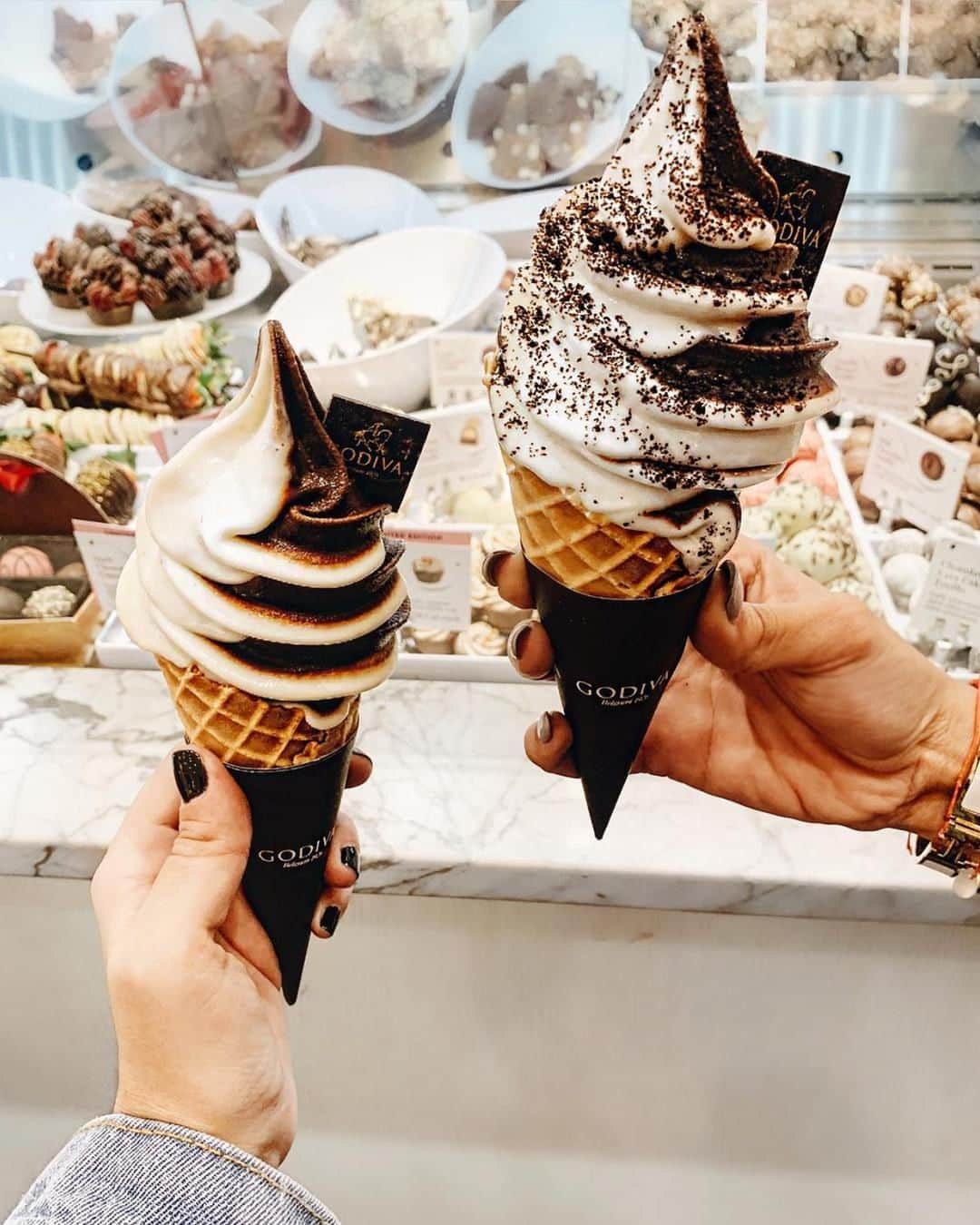 GODIVAさんのインスタグラム写真 - (GODIVAInstagram)「Happy #NationalSoftServeDay! Buy one get one 50% off when you celebrate today at GODIVA. 🍦🍦   Download the GODIVA app to find a store near you.」8月20日 5時25分 - godiva
