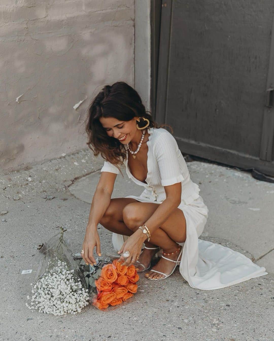 Collage Vintageのインスタグラム：「Not my wedding, I just love white outfits and flowers 💐☺️」