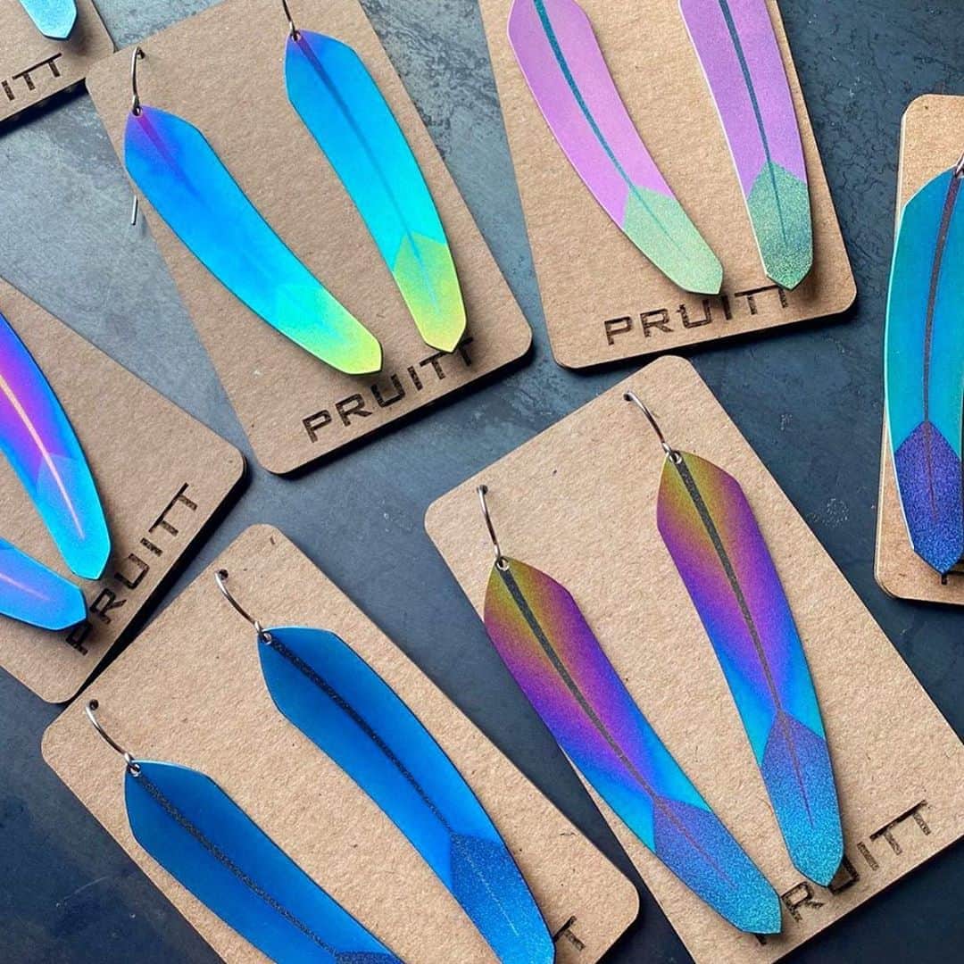 Grace Bonneyのインスタグラム：「In our conversation on @amrpodcast with @patpruittmetalsmith and others, we discuss the importance of building relationships with indigenous artists directly, instead of buying “native inspired” work from major companies.   Part of the reason for doing this is so that we can understand the complexity of their work and appreciate the process that artists go through to make the jewelry that we adorn ourselves with. It helps us to be in good relation with the work itself.   These earrings are handmade by Pat. To make them he anodizes the titanium, which is a process that adjusts the oxide level of metal surfaces. This adjustment changes the spectrum of light, resulting in perceived color. It is not coating, nor does use dyes. Instead, it uses science!   “I make these dragon flies because I like them. They’re such a cool shape. This is my second version of the dragon fly, the first was a zirconium version. Also. Science”.  Pat Pruitt (Laguna Pueblo and Chiricahua Apache) currently resides on the Laguna Pueblo Reservation in the village of Paguate, NM. In his teens, Pat was fortunate enough to study silversmithing under Greg Lewis, a local smith. Several years later, he met Charlie Bird, another esteemed jeweler from Paguate. He taught Pat a different view on silverwork and aesthetics of jewelry design. During his college years and beyond, he owned, operated, and managed Custom Steel Body Jewelry making stainless steel and titanium body jewelry for the body piercing industry. Pat now focused his work on personal adornment jewelry after encouragement from many friends and fellow artists. With a University background in Mechanical Engineering, Pat fuses his machinist skills with silversmithing, his designs have traditional Native undertones, with a contemporary edge. Coupled with influences both on and off the reservation, industrial design, limitations forced onto him by the material of choice, and evolving technology. Pat’s work is truly innovative. You can see more of his work at http://www.patpruitt.com  Pat is a guest on our special three part series “Indigenous Artist to Artist” on @amrpodcast . We invite you to listen. :) - Matika Wilbur」