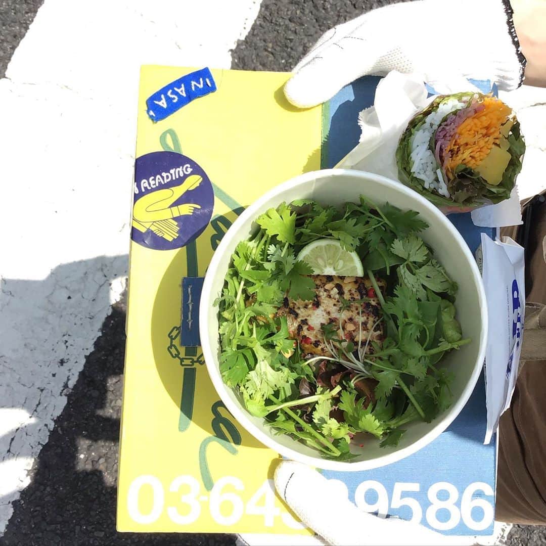 Pho 321 Noodle barのインスタグラム：「皆さま　お早う御座います。  眩い千駄ヶ谷交差点、tandoori fishたちもこんがり焼き上がりました。  スパイス、ヨーグルト、蜂蜜🍯でマリネした黒カジキのグリルは、bun 米粉の汁なし麺　細麺(cold)甘酢ダレor 太麺(warm) 黒酢醤油ダレでどうぞ👨‍🍳  碗に添える　季節の柑橘は　四国徳島より旬の酢橘です。  機内　中央のlong tableに新しい仕切りを、初めは慣れない方もいらっしゃると思いますが、ご協力お願い致します。  本日も11:30am opening 5:30pm last call 6pm closing 中休みなしでopen、to go boxesも揃えてお待ちしております。 *to go boxはpick upのお時間に合わせてお作り出来ます 🤙03-6432-9586  明日はランチタイムより　special toppingとして　揚げ春巻きNEMをご用意致します。数量限定になります✈  安全第一で　休み休み　お越し下さいませ。  todays recommend:bun tandoori 🎣 (cold or warm),pho seafood,com dong-pou-rou,summer roll 1/2,boiled 🥚/lovely veggies topping and homemade coconuts pudding w/houjicha syrup🏝  safety gloves 🧤 tembea tokyo-kyoto   todays opening bgm📻if you do,i do/fpm fantastic plastic machine  #togo」
