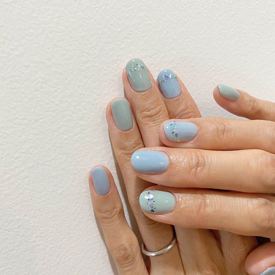 Kana Kobayashiさんのインスタグラム写真 - (Kana KobayashiInstagram)「blue と green どちらもオリジナルカラーでどっちかはもうすぐ無くなりそうだった気がすると言う曖昧な情報。 #shell #オリジナルカラー #ネイル #Anela #夏 #nails」8月20日 10時57分 - anela_kana