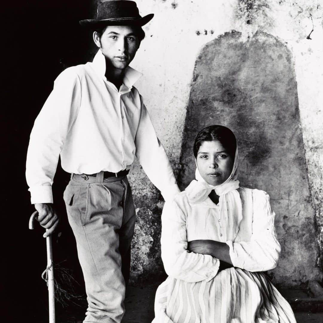デレク ラムのインスタグラム：「Mid-week chic. Born that way? “Style is a means of insisting on something” Sontag @the.irving.penn.foundation」