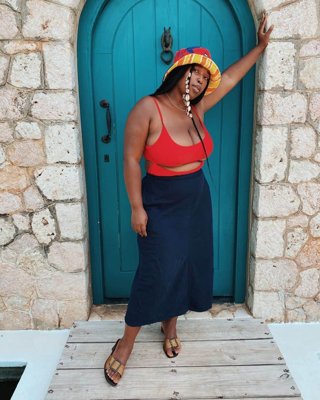 のインスタグラム：「For @meccajw, fashion has always been a way to celebrate her culture. Whether she’s styling Justine Skye on the cover of Essence Magazine, a story for the Wall Street Journal, or Solange’s When I Get Home film, she uses her work to, as she says, “tell stories about things the audience has never thought about before.”  For the latest #TextureDiaries, @meccajw shares her hair journey; tap the link in our bio to read the full interview.」