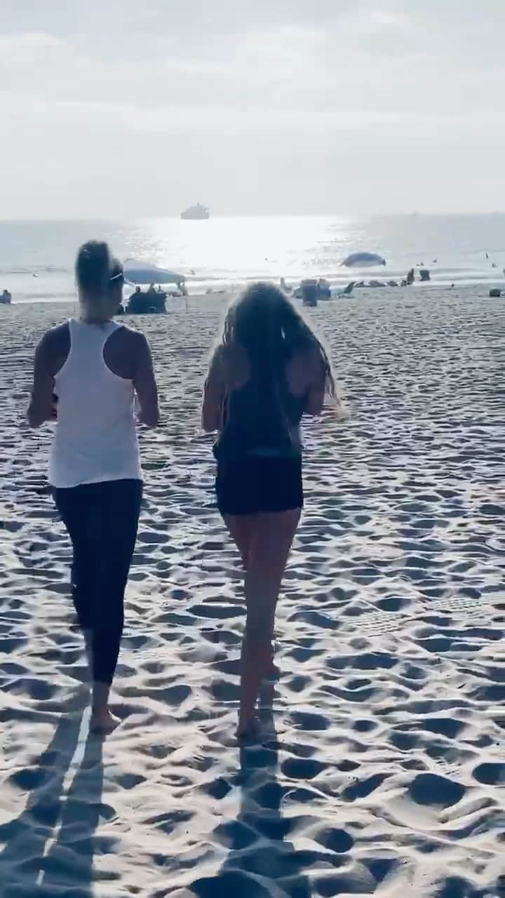 エイプリル・ロスのインスタグラム：「Gear for it all. Beach 🏖 Friends👯‍♀️ Volleyball 🏐   Don’t miss out on your opportunity to win gear from the ARxMIZUNO line as well as signed merch from @juliacolemusic!🎶  Check out my second to last post for more details!✌🏼🔙  #Giveaway #ARxMizuno #JuliaCole」