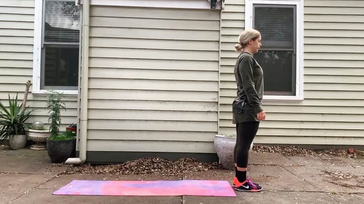 フィービー・ディ・トマソのインスタグラム：「If you were an exercise what would you be..? Me? Reverse Burpee > Tuck Jump > Skaters.. AKA a little too much 🥳 @fieldandfunctionpt」