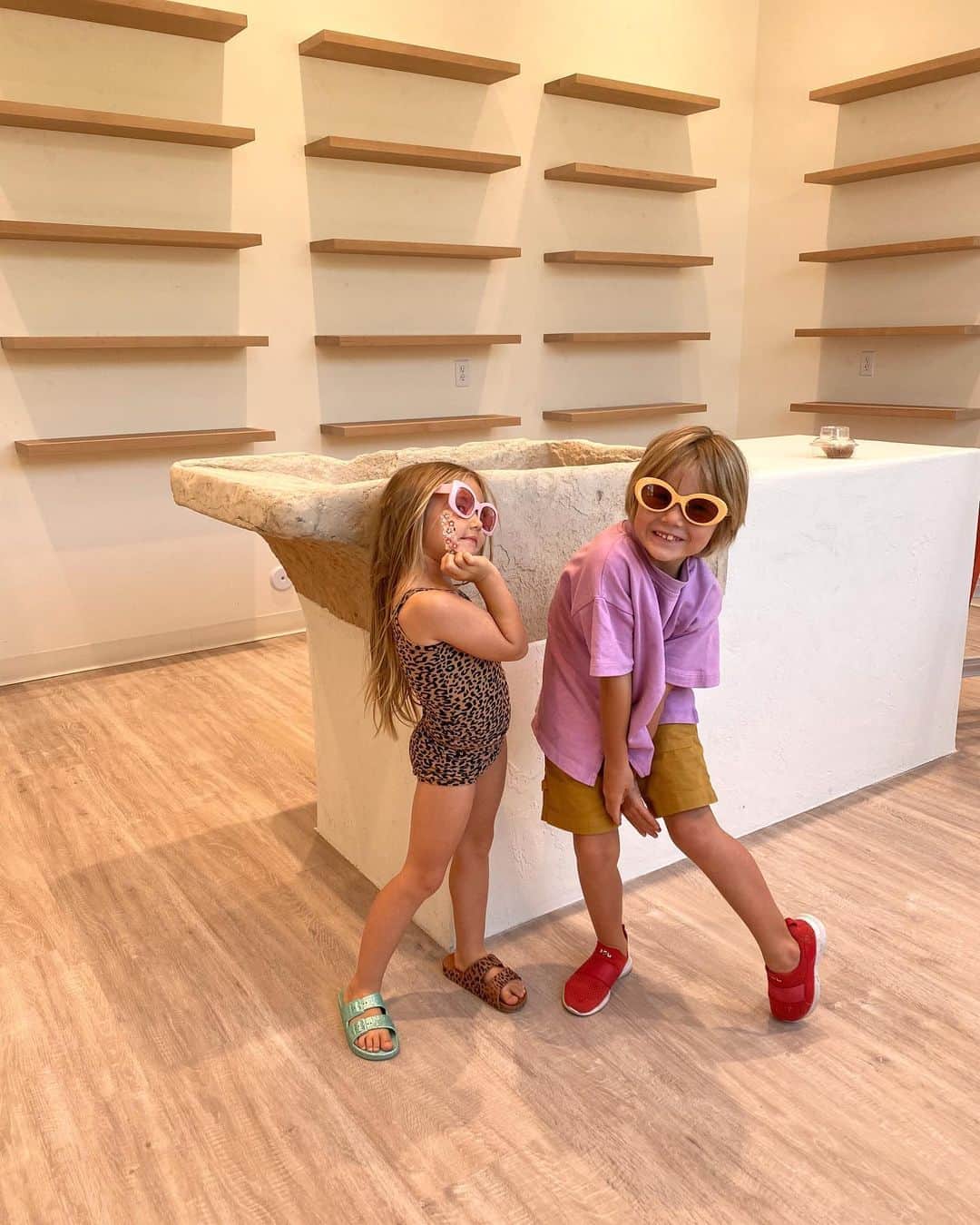 Amber Fillerup Clarkさんのインスタグラム写真 - (Amber Fillerup ClarkInstagram)「The kiddos came to work with me today and we checked out the @daehair showroom!!! Soon those shelves will be filled with dae product and cacti. To the left will be our refill stations - I cannot WAIT!!! Thank you sooooooo much to all those who ordered the hair oil today!!! 🥰🥰🥰🥰🥰」8月20日 6時30分 - amberfillerup
