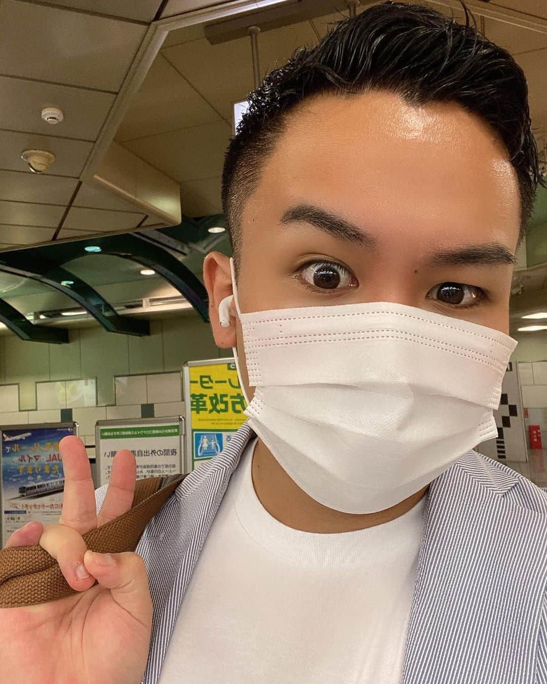 林家たま平のインスタグラム：「おはようございます。 本日は朝から飛行機乗ってお仕事へ  いってきまーーーす。」