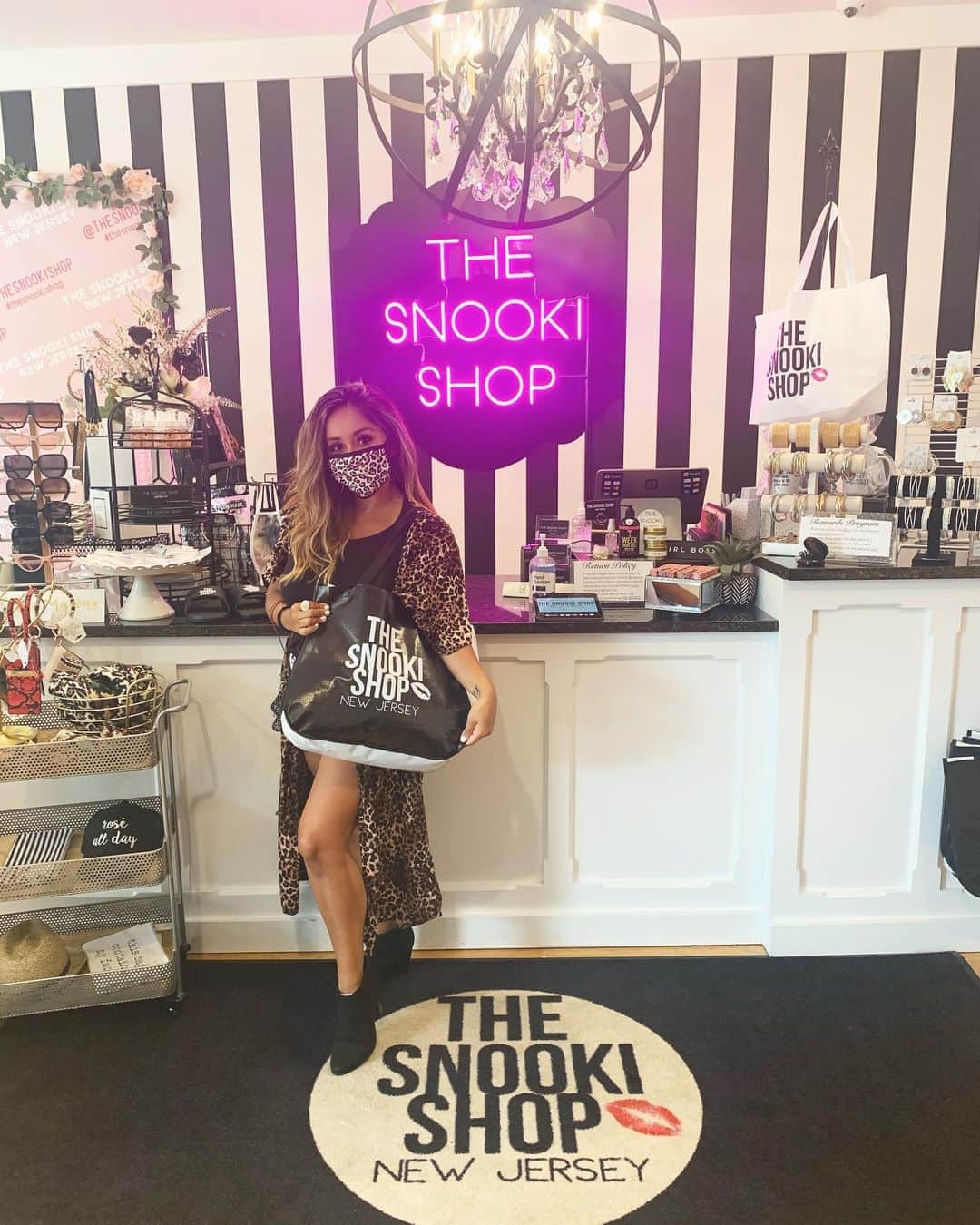 ニコール・ ポリッツィのインスタグラム：「LIVE FB SHOPPING TOMORROW🔥 See you there Mawmas! 5:30pm on my FB, grab your drinks 🖤 @thesnookishop」