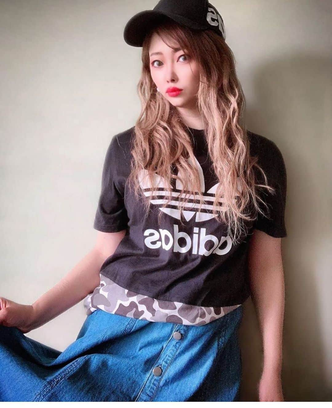 ちゃたさんのインスタグラム写真 - (ちゃたInstagram)「おはゆ  @adidas @mercuryduo_com  #ロングスカート#tshirt　#adidas #強め #自己満 #個性的ファッション #スポーツミックス #個性派ファッション #オラオラ #カジュアル #mercuryduo #マーキュリーデュオ #ファンキー #デニムスカート #ストリートスタイル #snap#gal #coolgirl#girlsfashion #stylish#キャップ #myworld #mood #スナップ#モード #古着 #柄 #アディダス #メンズ服#mensfashion」8月20日 6時52分 - c.h.a.t.a.13