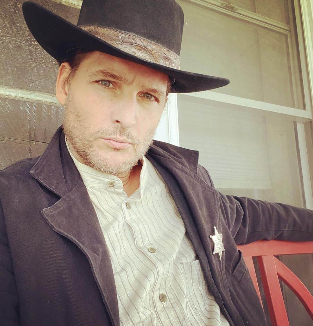 ピーター・ファシネリのインスタグラム：「There’s a new Sheriff in town! Happy to back on a set.  #CatchtheBullitt」